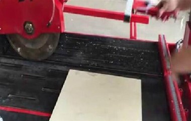滾輪式輕便電動(dòng)瓷磚切割機(jī)無(wú)塵循環(huán)水濕切瓷磚視頻